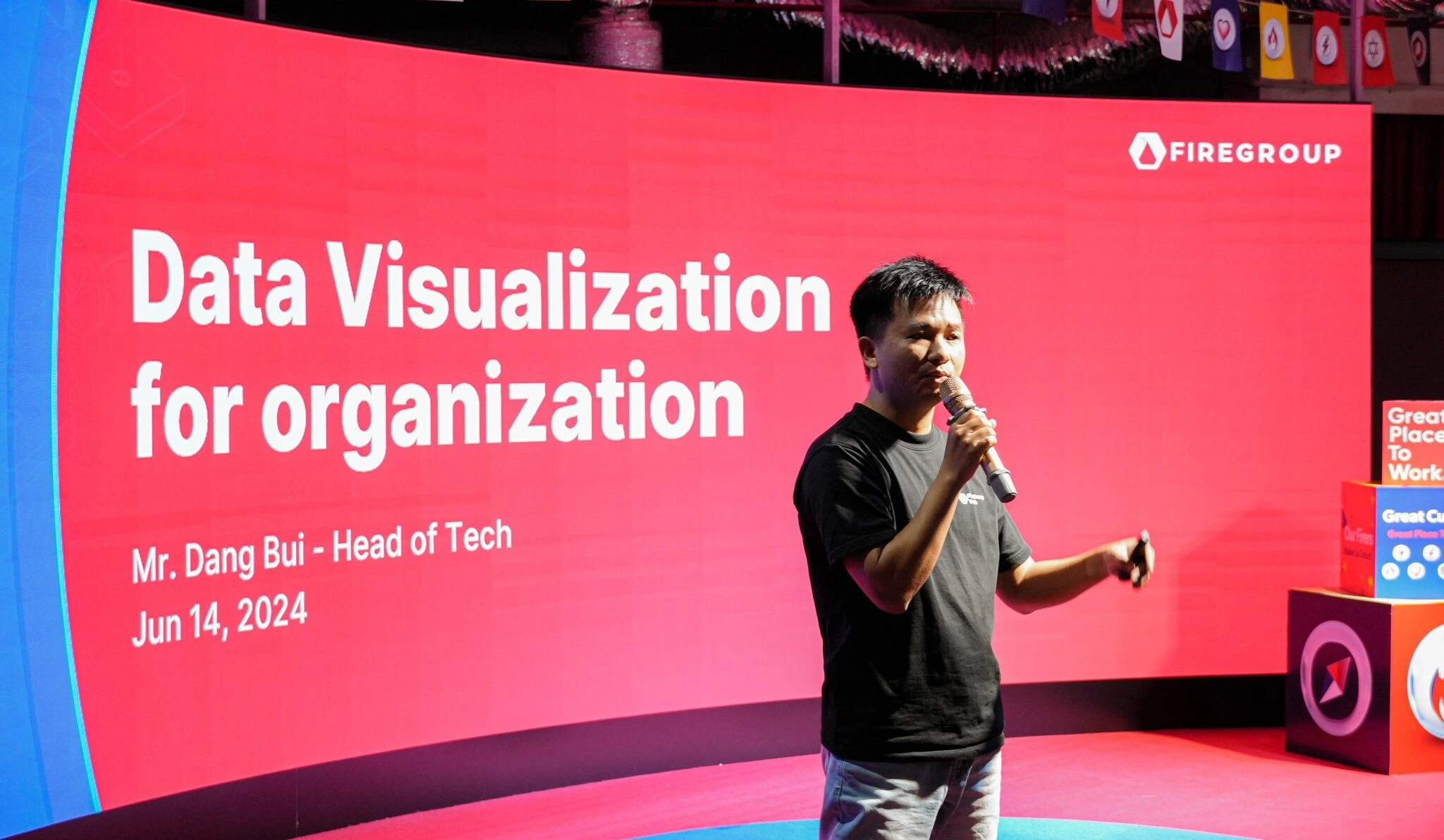 onemobile-company-tour-speaker-talking-data-visualization